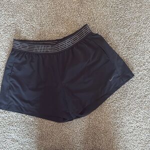 Nike pro unlined dri fit women’s shorts size L with pockets